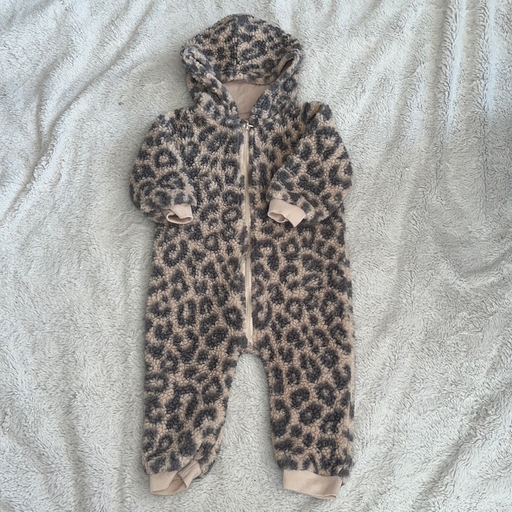 Greyson mini fuzzy bunting suit / warm suit 6-9 months zip up hooded